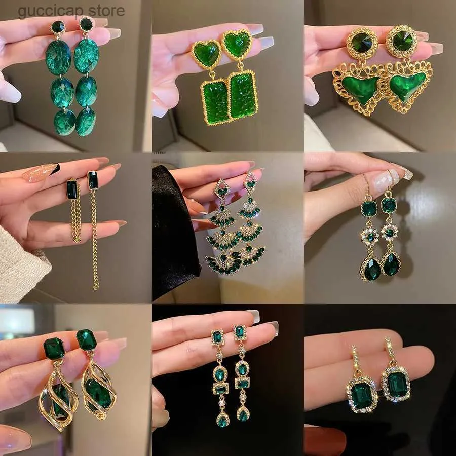 Encanto con incrustaciones de diamantes de imitación Esmeralda Pendientes para mujer Moda única Verde Zircon Pendiente de gota Sparkle Diseñador de lujo Joyería de boda Y240328