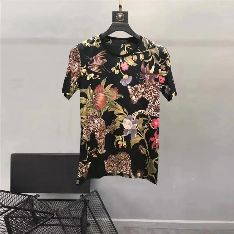Męskie koszule T Style Europa 2024 Summer Chic Wysokiej jakości kwiatowy nadruk Stropowy koszulka TEE TOPS B408