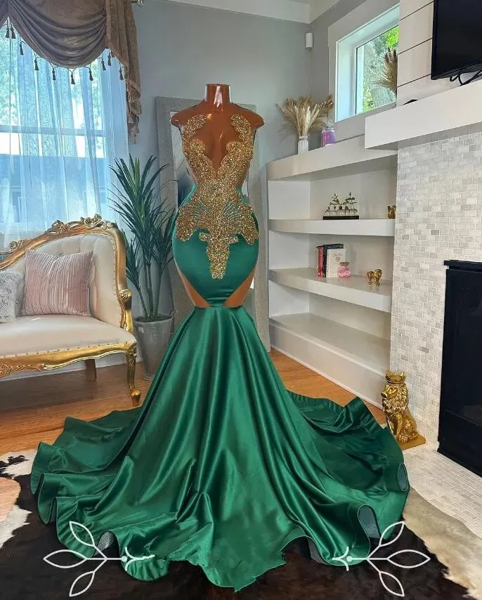 Robe de bal sirène vert émeraude avec des appliques dorées, des paillettes, un col de bijoux scintillants, des perles de cristal noires, une robe de soirée de gala pour les femmes