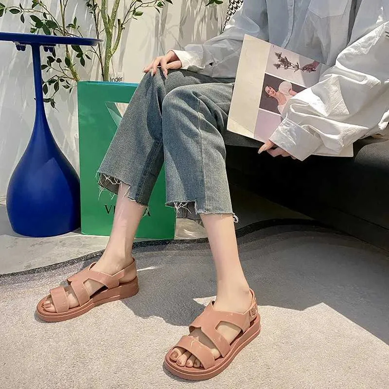 Sandalias PVC Girl 2023 Nueva moda Instagram Tendencia Celebridad Casual Fondo plano Fairy Beach Zapatos romanos simples Punta redonda H240328U1IB