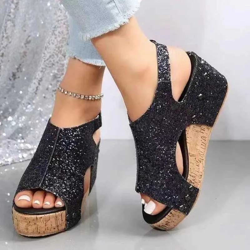 Sandaler Ny casual kil för kvinnor sommar 2022 mode elegant anti slipplattform hög klackar gummi botten knappblöja blöja tå romerska skor H240328704A