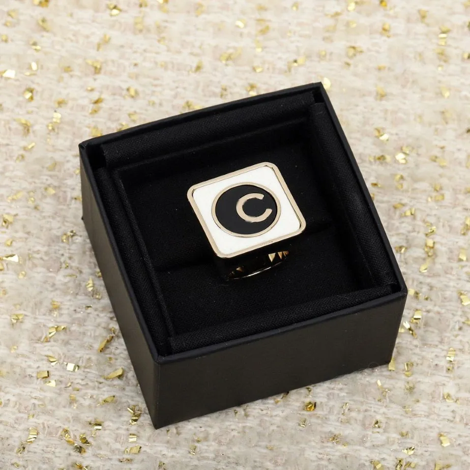 2023 luksusowa jakość urok punkowa pierścień pasma z czarno -białym kolorem w 18 -karatowym złotym platformie ma pudełko PS32772911