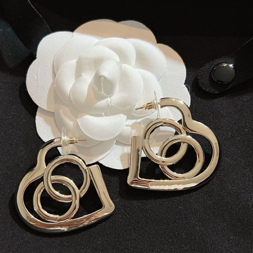 Kvinnorörhängen Designer Love Ear Hoops Fashion Heart Studs Charm Gold Silver Hoop Earrings Womans smycken Stud Dangle Earing2997