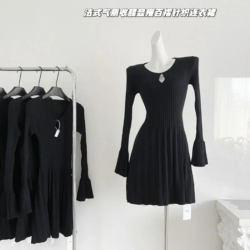 Casual Dresses Black Slim Knit Mini Dress Round Neck Long-Sleeved Blad ärm Damer Vintage Fashion Party