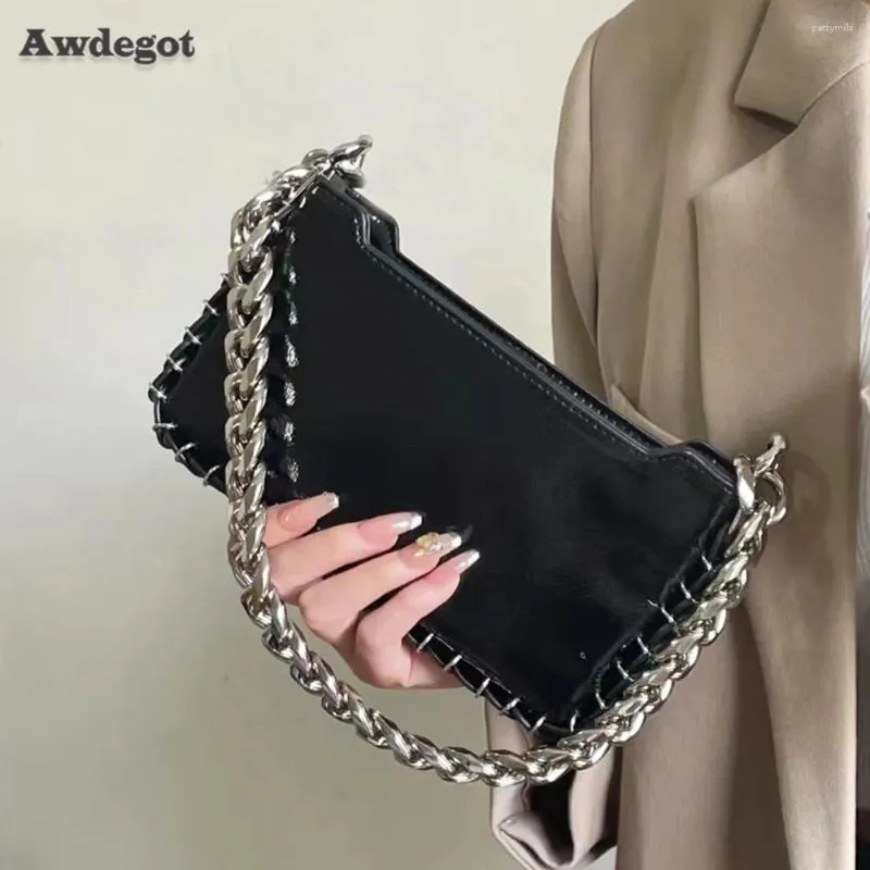 Kvällspåsar tjock metallkedja svart telefonfodral cool lady axel handväska för kvinnor crossbody väska kvinnlig imitation stil sadel hand