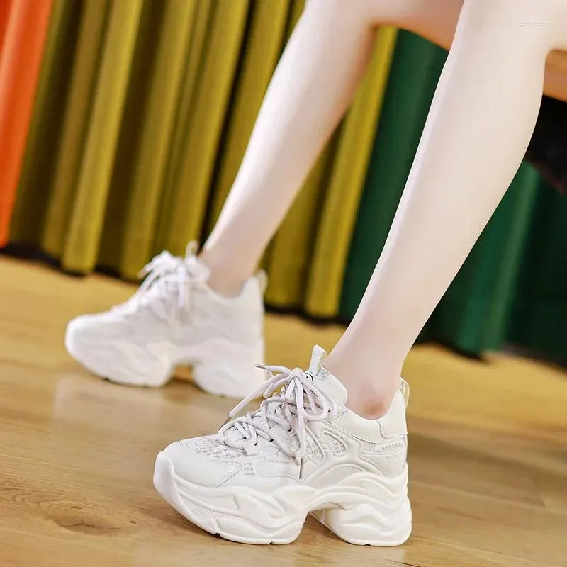 Повседневная обувь Krasovki, 9 см, дышащие кроссовки из натуральной кожи с воздушной сеткой, летние синтетические женские удобные белые туфли на танкетке со шнуровкой