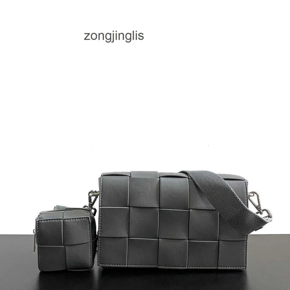 DHgate.com:Veneeta Luxury Fashion Light Chest Woven Mens