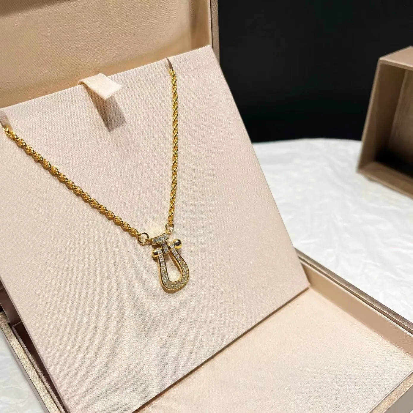 2024 Designer hochwertige klassische Damenhalsketten Mode hochwertige Kupfer-Hufeisen-Halskette Diamanten Anhänger für Verlobungsschmuck-Geschenkteil