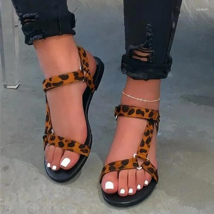 Sapatos casuais com estampa de leopardo e sandálias planas que as mulheres usam na praia