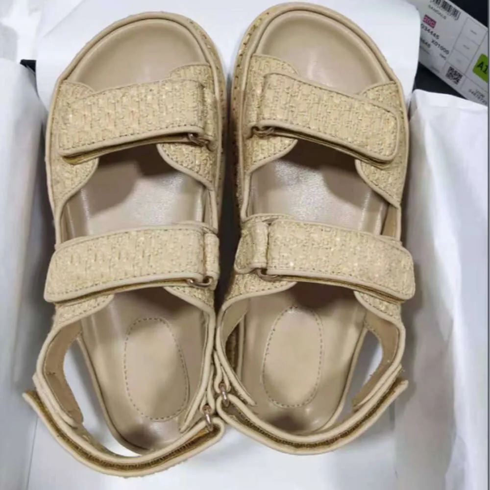 Femmes Designer Sandal Plat Diapositives Chaussures de plage en cuir Vêtements d'extérieur avec boîte 542