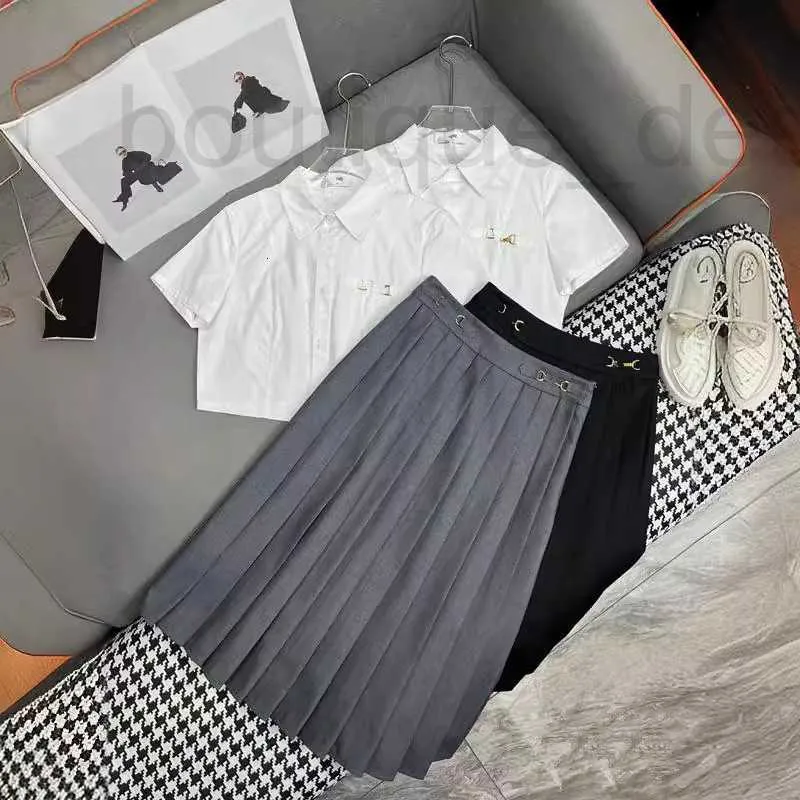 Zweiteilige Hosen für Damen, Designermarke, Frühling und Sommer, neu, Ce Sweet Academy Style, gespleißte Kette, kurzärmeliges Hemd gepaart mit halbem Rock-Set für Damen X1B6