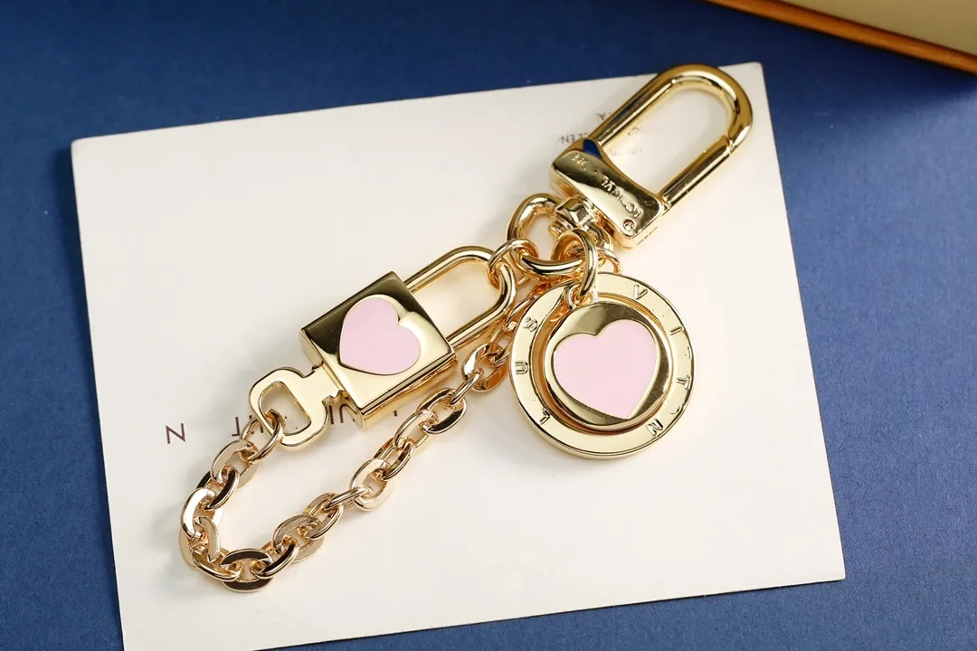 Keychain designer letter V key chain luxury ladies car keychain for women classic lock love key ring fashion accessories cute gift