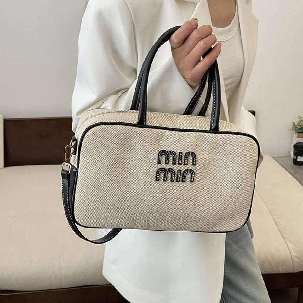 Geschäfte Export -Designer -Umhängetaschen Großkapazität Handheld -Tasche 2024 Neue koreanische Modearbeit minimalistische Kissen Eins Schulter -Crossbody -Leinwand Frauen Frauen