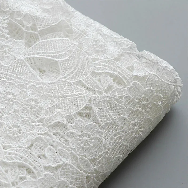 Accessoires Tissu de dentelle ajouré soluble dans l'eau brodé blanc pur pour robes de mariée et tissus de couture de vêtements personnalisés Cheongsam