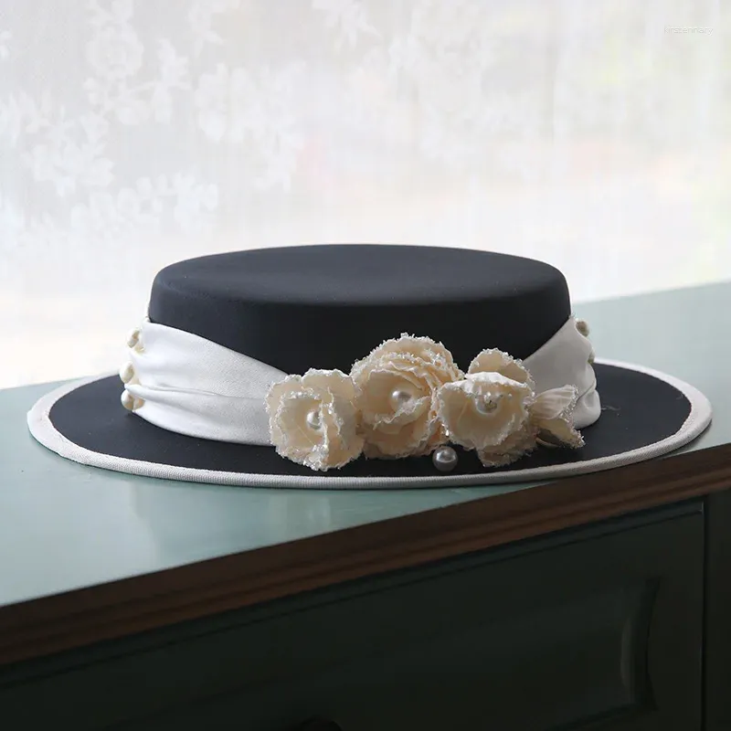 Berets 2024 Classic White Black Satin Flat Fedoras for Women Handmade Show Brim Flower Fascinators PO Shooting Formal Hat Headpiece