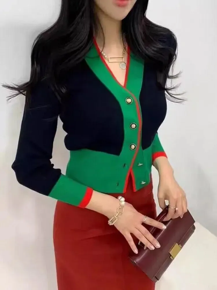 Koreanische Marke Mode Frauen Kleidung Langarm Pullover Elegante V-ausschnitt Streifen Schlanke Luxus Weiblichen Kurzen Stricken Top Tees 240325