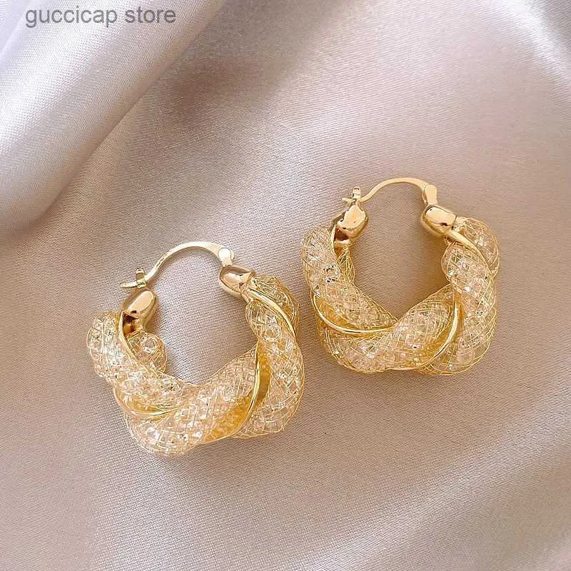 Charm Twisted Pattern Inlaid Rhinestone Earring for Women New Fashion Sparkle Hoop Earrings Unique Wedding Jewerly Gift Y240328