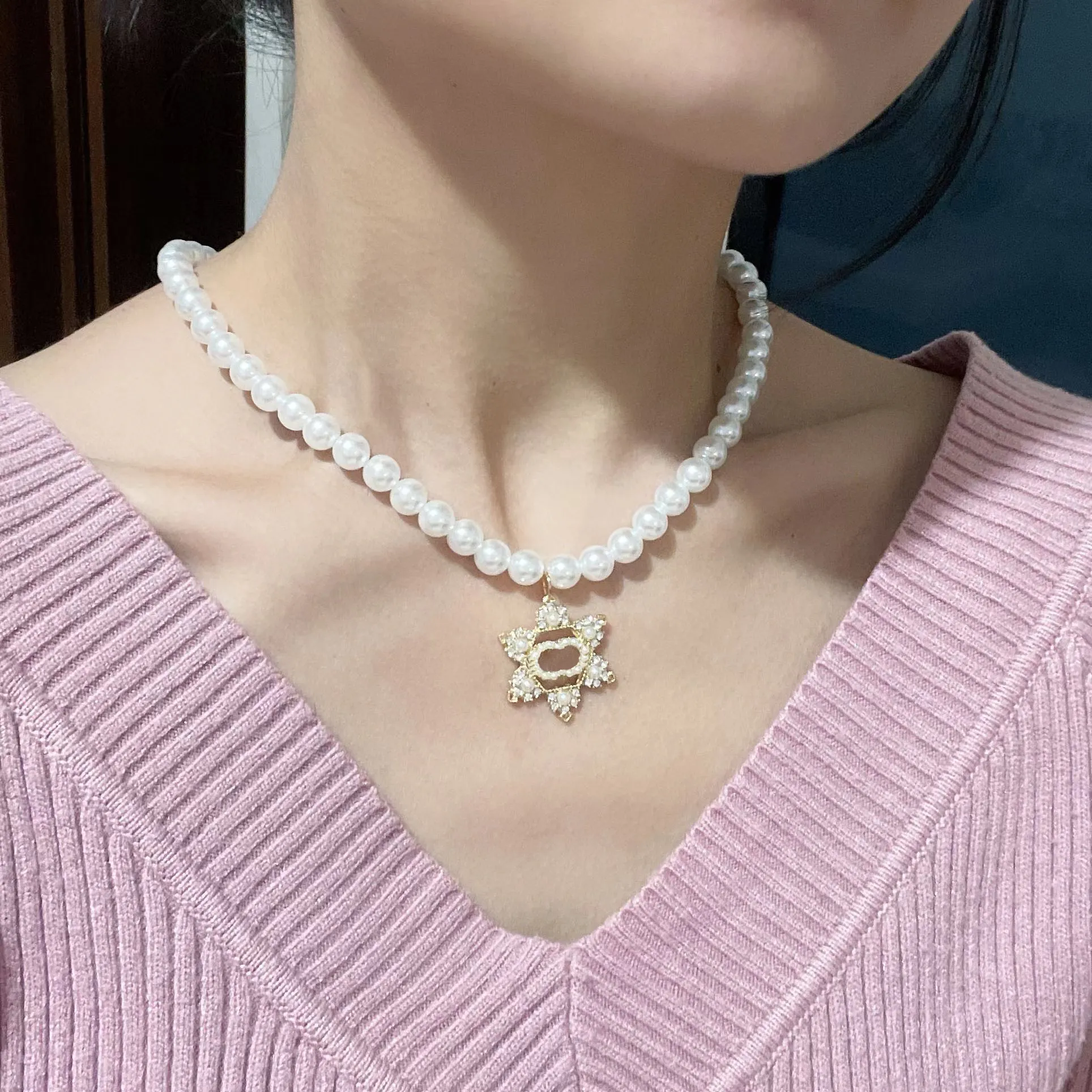 Designer högkvalitativ halsband bröllopsdag smycken present Hip Hop Chain Birthday Gift Pearl Jewelry Metal Pearl Necklace Letter Tryckt kedja