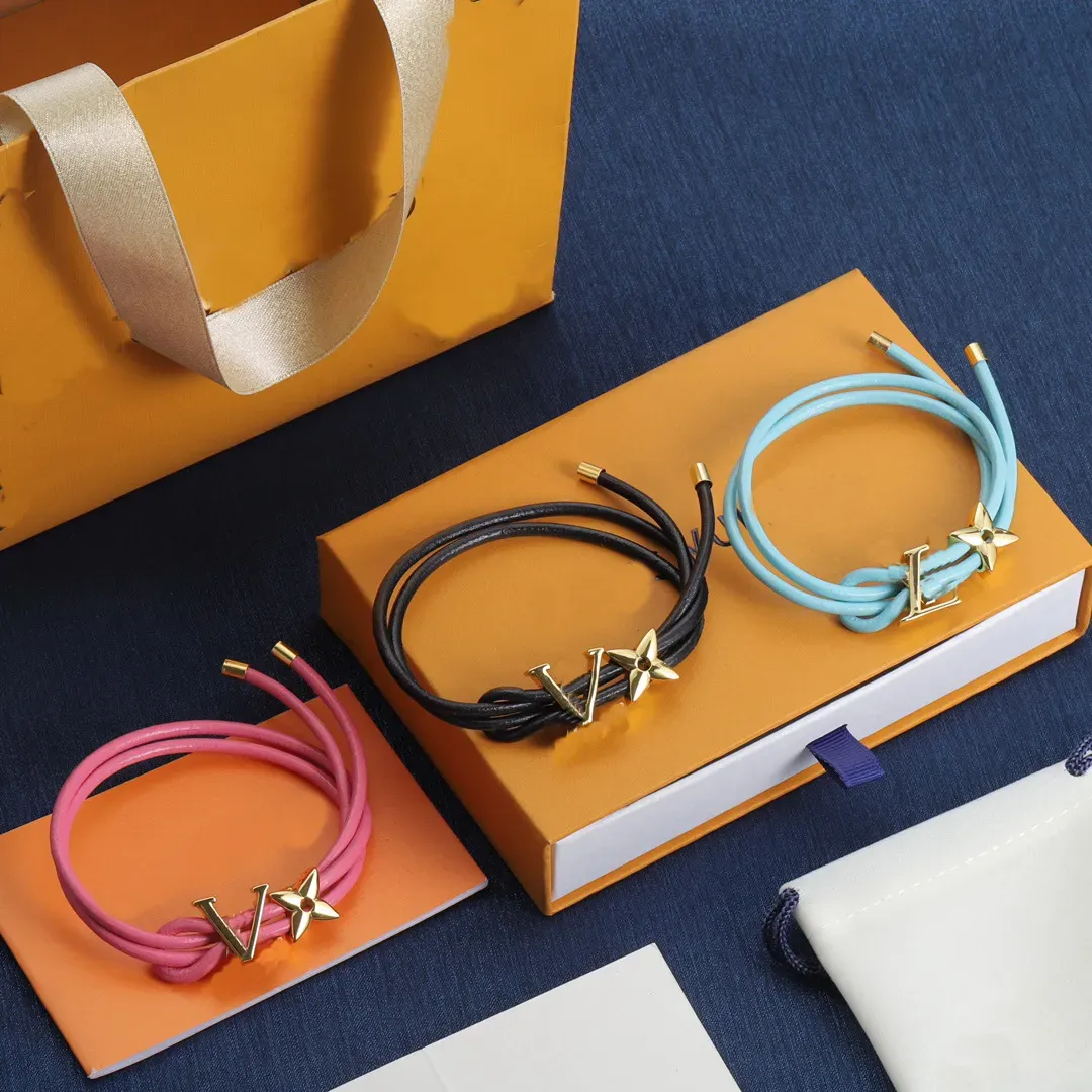Designer bedelarmband sieraden 3 kleuren lederen armbanden voor vrouwen Handriem Letter Bloempatroon Goud Logo Stempel Gedrukt Mode Cadeau Roze Bangle met doos