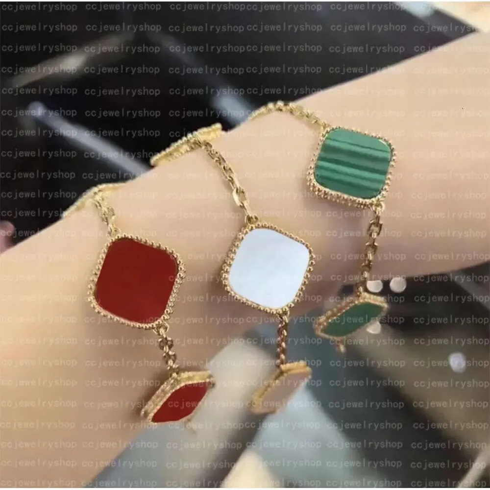 2024 Clover Four Designer Fashion Van Charm Bracelets pour Filles Femmes Or Sier Marque Fleur Bracelet Bijoux De Fête De Mariage Alhambas Chaînes Magiques