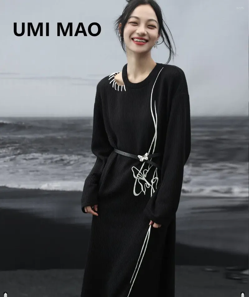 Vestidos casuales Umi Mao Vestido negro oscuro 2024 Otoño Nicho Diseño Sentido Contraste de punto Suéter suelto bordado para mujeres