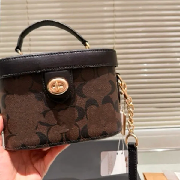 Designer Makeup Bag Ny sida liten låda Det är en rolig handväska axelväska crossbody väska mångsidig och mångsidig unisex makeup väskor berömda varumärkesväska stor kapacitet