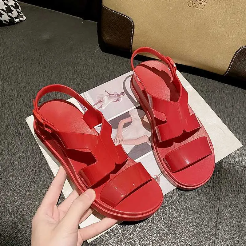 Sandały PVC Girl 2023 Nowy moda na Instagram Trend Celebrity Casual Flat Bottom Fairy Beach Proste rzymskie buty okrągłe palce H240328ZUO6