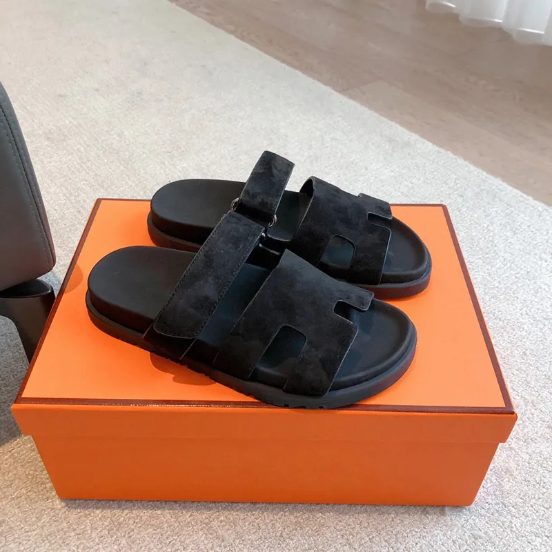 Enkel designer sandaler män kvinnor avslappnad kvinna nya märken elegant glid gummi flip-flops platt design ny stil klassiker tofflor sandal läder strandstorlek 36-43