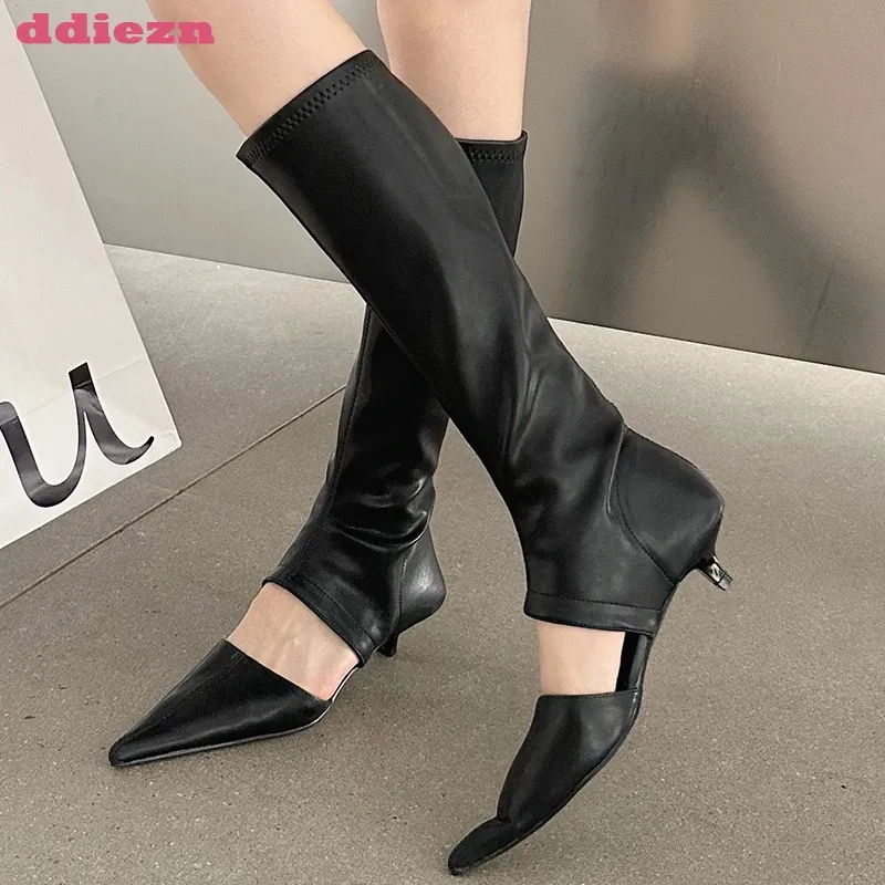 Bottes Bottes extensibles pour femmes 2023 Spring Black Nouvelles sandales Chaussures femelles pointues Talons de mode Mesdames modernes Bottes de genou