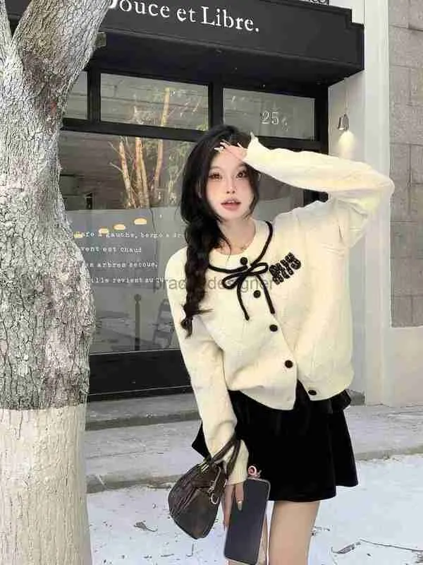Designer Kvinnors tröja Autumn/Winter New Button Bow Sweater Cardigan Off White Sweet Stacke Jacket Liten Short Underlag