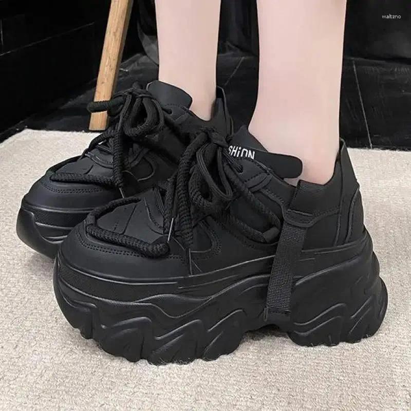 Повседневная обувь, черные кроссовки на высокой платформе, толстая подошва, шнуровка, 8 см, массивные женские весенние кроссовки 2024, Корея, искусственная кожа, увеличение размера