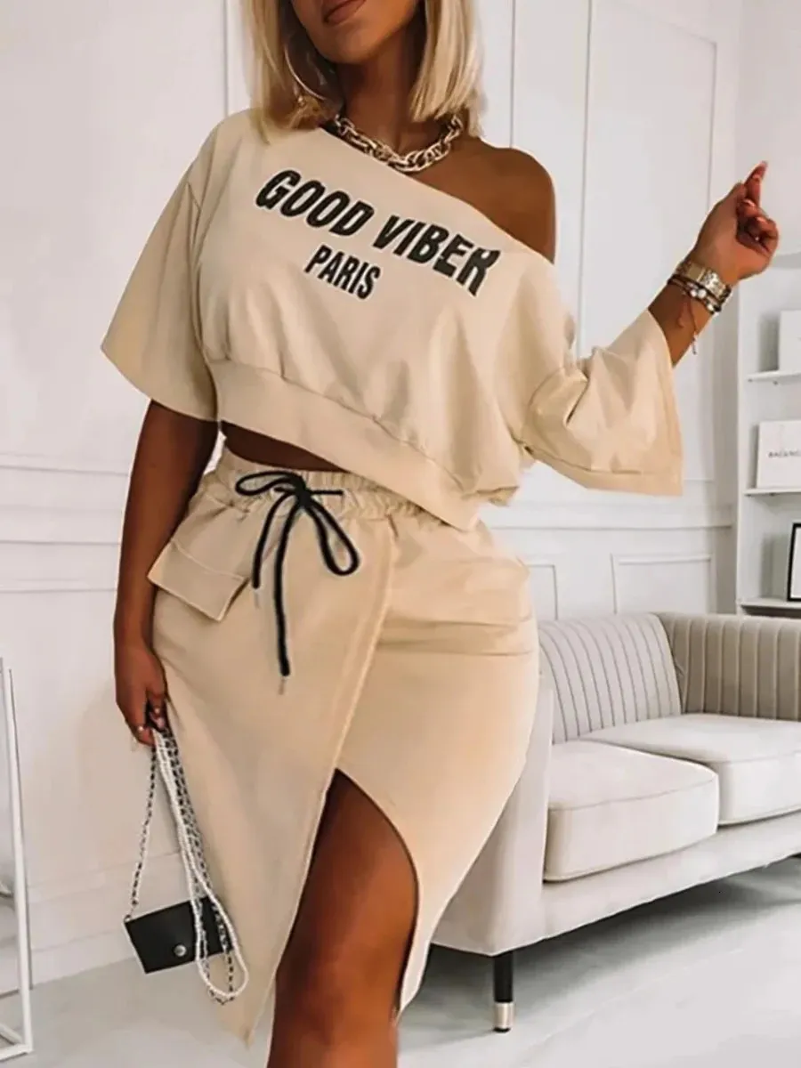 LW Plus Size Zweiteiler Good Viber One Shoulder Letter Print Set Crop TopHigh Split Rock Elegante passende Outfits für Frauen 240328