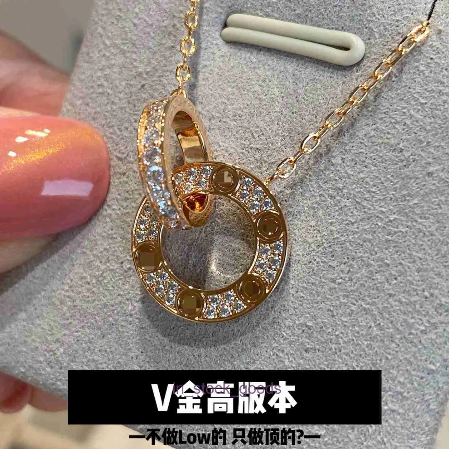 Hochwertige Designer-Halskette. Hochwertige V-Gold-Doppelring-Halskette für Damen mit dicker 18-karätiger Rosévergoldung, modisch und leicht luxuriös. Original 1to1 Real Logo