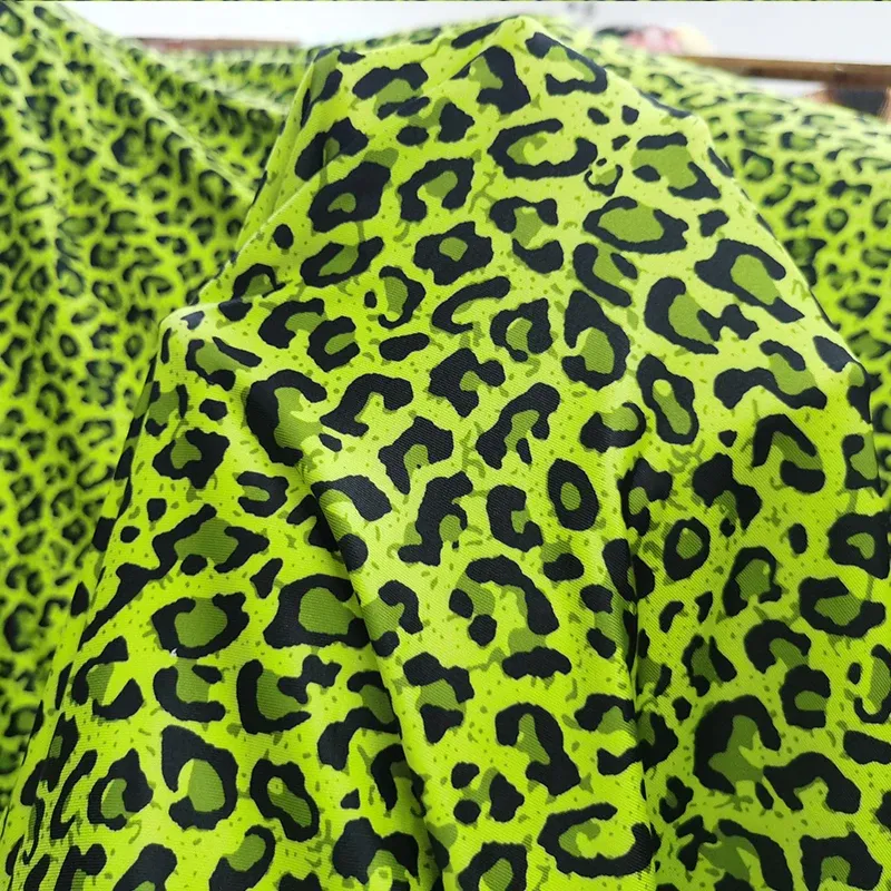 Tyg bra mjölk siden frukt grön stickad bomull/spandex tyg 4 väg elastisk leopard mönster tryck tyg diy sy klänning sexig kläder