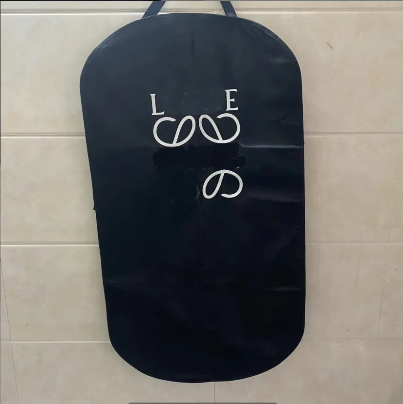 Opbergtassen ontwerper zwarte kleur 20 stuks/lot groothandel pak stofomslag maat 60*120 cm draagbare reisbedrijf vouwhangende kledingtas