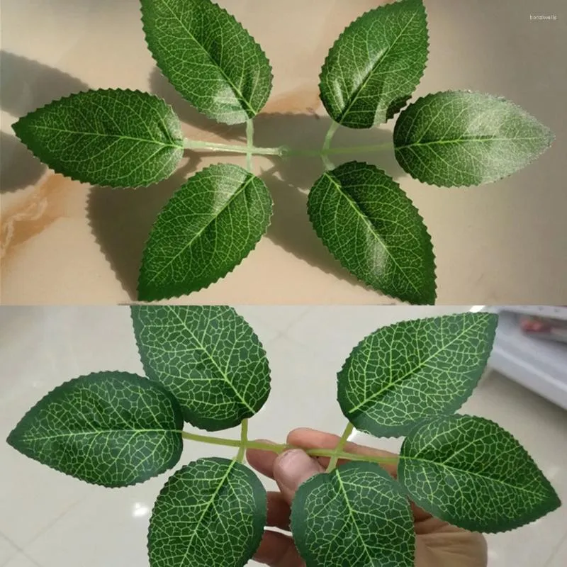 زهور زخرفية 50pcs الوردة الاصطناعية ورقة صغيرة من الحرير القماش مزيف LifeLike Faux Greenery Ste