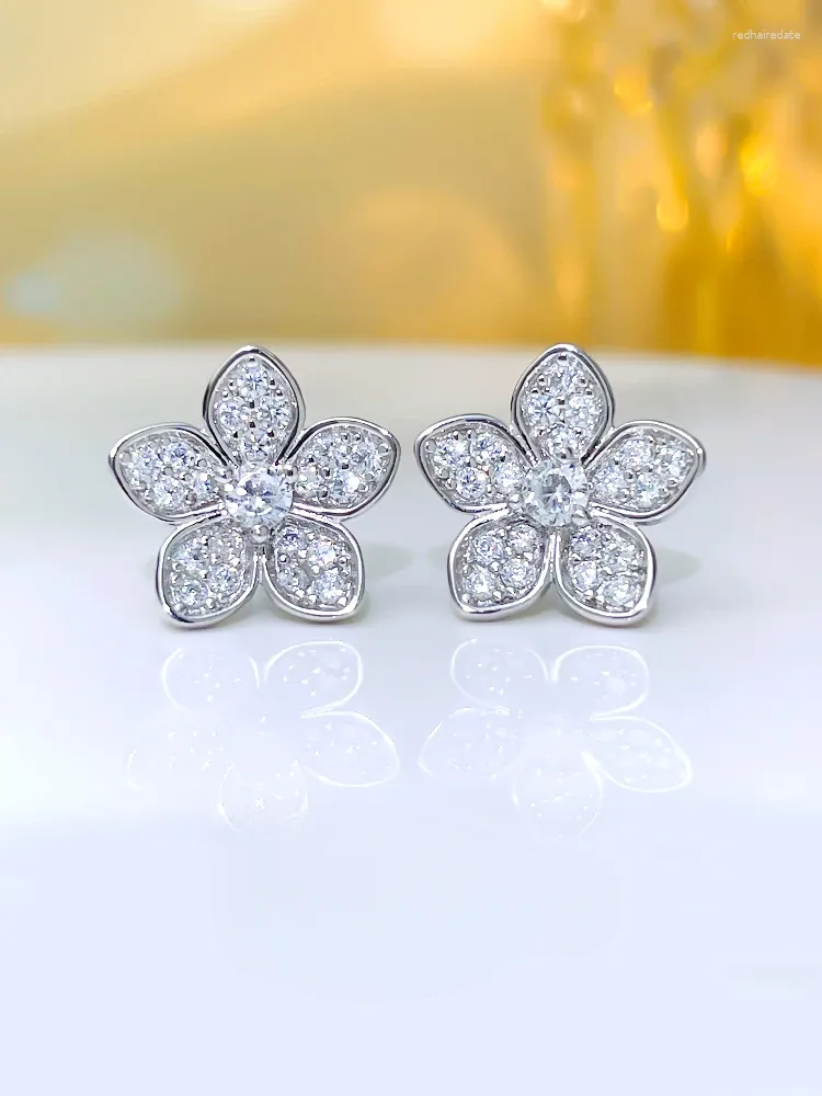 Boucles d'oreilles à tige en argent sterling 925 à la mode et polyvalentes, style fleur, serties de diamants à haute teneur en carbone pour plus de douceur