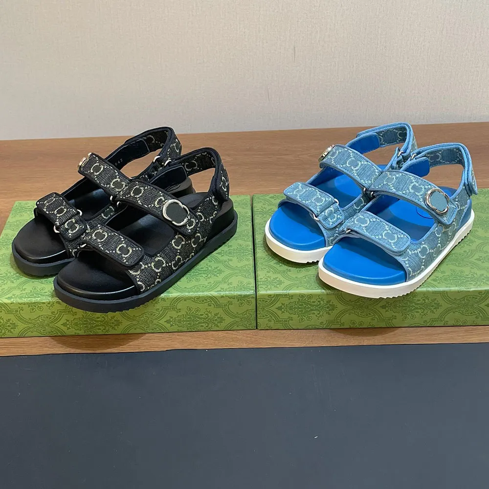 ЖЕНСКИЕ САНДАЛИИ С ДВОЙНЫМИ 771575 дизайнерские сандалии Letter Sandals Flat Sandal сандалии из джинсовой ткани голубого и цвета слоновой кости Современные спортивные сандалии на ощупь 24s новинка