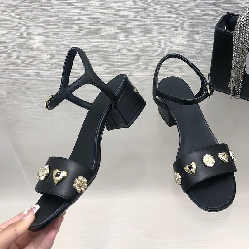 Damen-Sandalen mit klobigem Absatz, Designer-Slingbacken, Kleiderschuh, Lammfell, verstellbare Knöchelschnalle, Hochzeitsschuh, Retro-Schwarz mit herzförmigem Freizeitschuh für eine Party