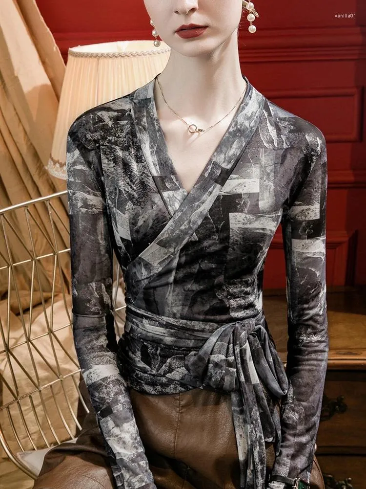 T-shirts voor dames Franse vintage bedrukte T-shirt met lange mouwen Lente en herfst Koreaans kruis Sexy V-hals met elastische mesh-top
