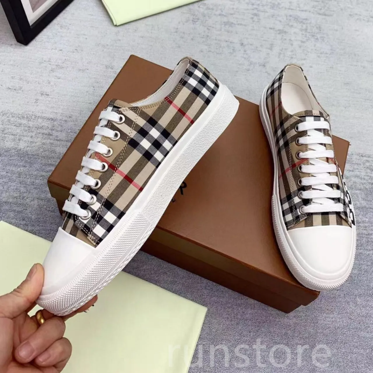 Sneaker da donna Sneakers vintage da uomo con stampa a quadri Scarpe basse con scritte stampate Scarpe da ginnastica in pelle di vitello scozzese Gabardine di cotone bicolore Scarpe con fondo in gomma a base biologica