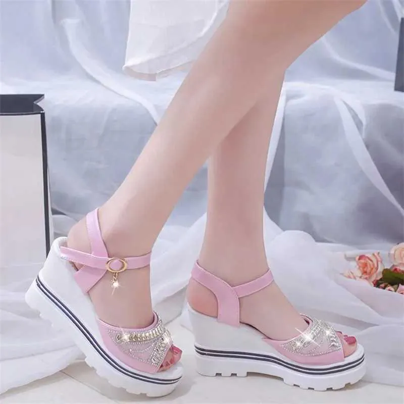 Sandálias novas sandálias femininas em forma de cunha fivela de peixe sapatos casuais de fundo plano strass grossos elegantes roupas de verão h2403287m27