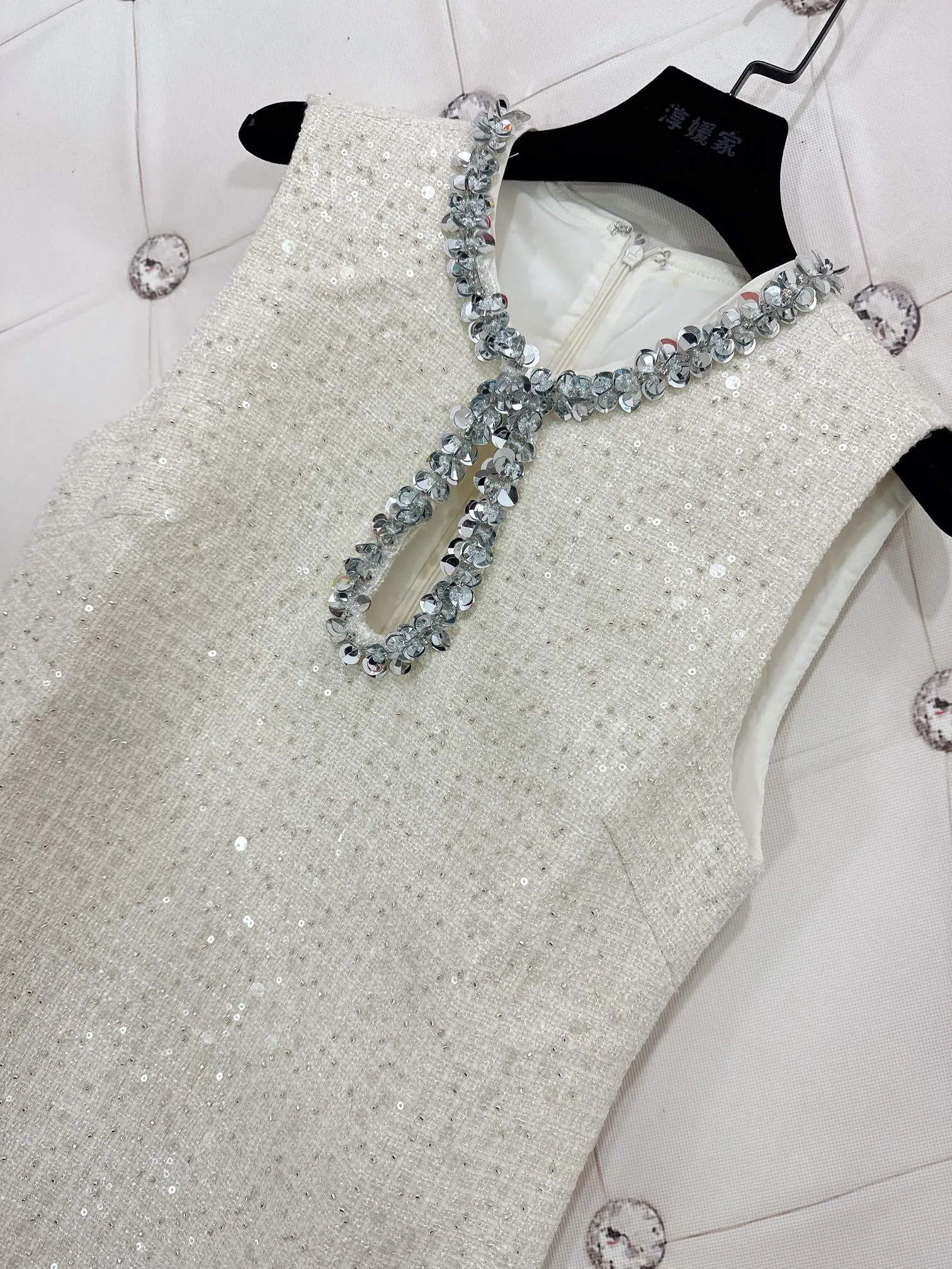 Spring New Women's Fashion French French Celebrity Small Fragrant Round Neck Sequin Hollow Out Sans manches robe courte