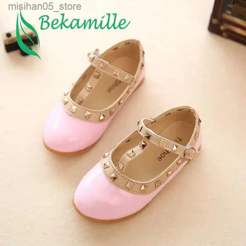 Sandals Childrens casual shoes girls spring and autumn leather shoes fashionable rivets princess baby shoes girls sandals Q240328