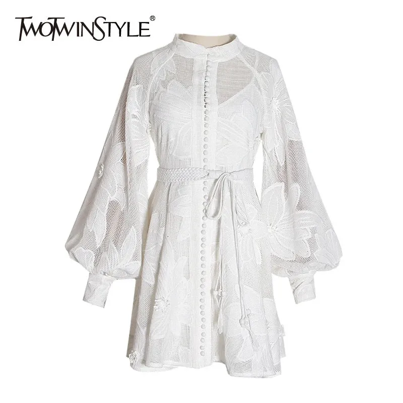TWOTYLE Элегантное весеннее платье для женщин с воротником-стойкой и длинными рукавами, белые мини-платья с высокой талией, женская модная одежда 240323