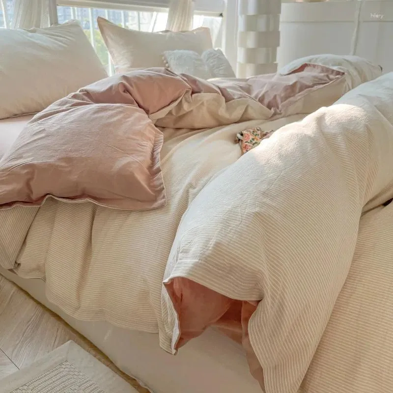 Conjuntos de roupas de cama simples listras finas de um conjunto duplo de pele macia e amigável de edredão com folhas consolador de alta qualidade