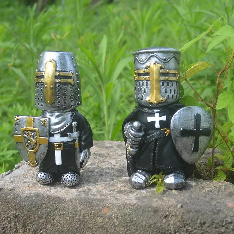 Skulpturer Knight Gnome Guard Crusader Dekorativa figurer Harts Ornament trädgård hem dekoration tillbehör barn present gotisk staty konst