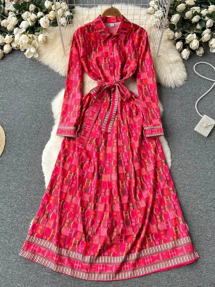 Autumn Fashion Letters Print Red Vintage Maxi Dress Women Long Sleeve Wid Down Collar Belt spets upp en linje Party Robe Vestidos 240318