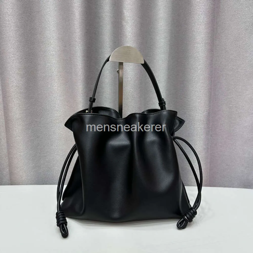 Loe Soft Totes 2024 Sac fourre-tout Flamenco Sacs en cuir classiques légers Femmes Espagne Bourse de luxe Nouveau design français Style Sac à main avec cordon de serrage Haut de gamme BJ9X