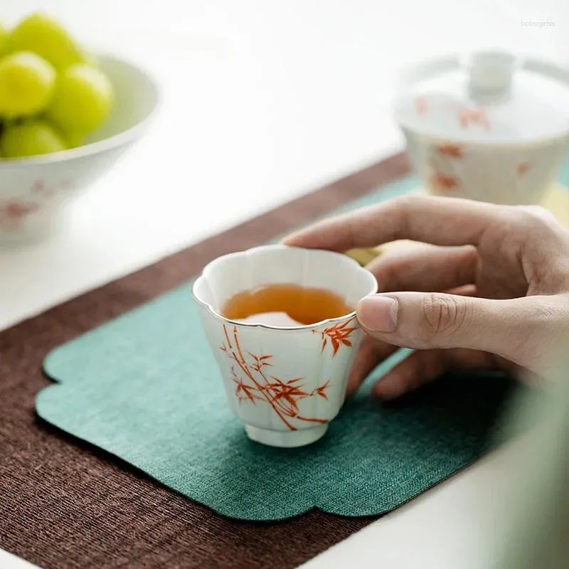 Fincan tabakları 2pc/set el boyalı kırmızı bambu çay bardağı antika eser gümüş yaprakları beyaz porselen kokusu Çin seti zanaat 70ml